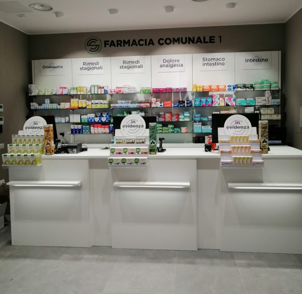 Progetto di Visual Merchandising per rafforzare l’identità visiva della Farmacia Comunale 1 a Saronno, che si trasferisce nei locali adiacenti – Now Farmacia visual merchandising