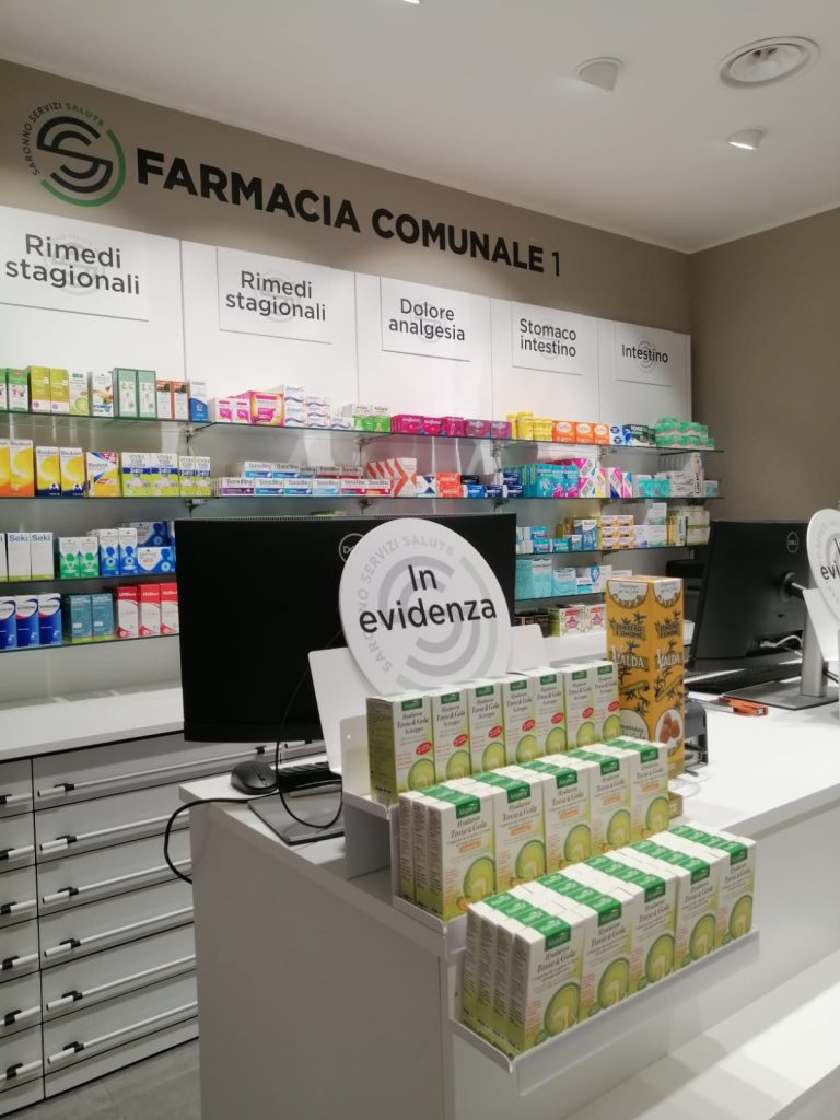 Progetto di Visual Merchandising per rafforzare l’identità visiva della Farmacia Comunale 1 a Saronno, che si trasferisce nei locali adiacenti – Now Farmacia visual merchandising