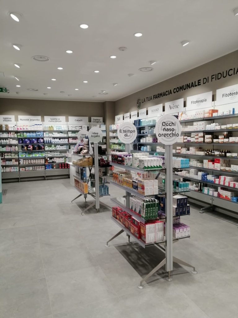 Progetto di Visual Merchandising per rafforzare l’identità visiva della Farmacia Comunale 1 a Saronno, che si trasferisce nei locali adiacenti – Now Farmacia visual merchandising
