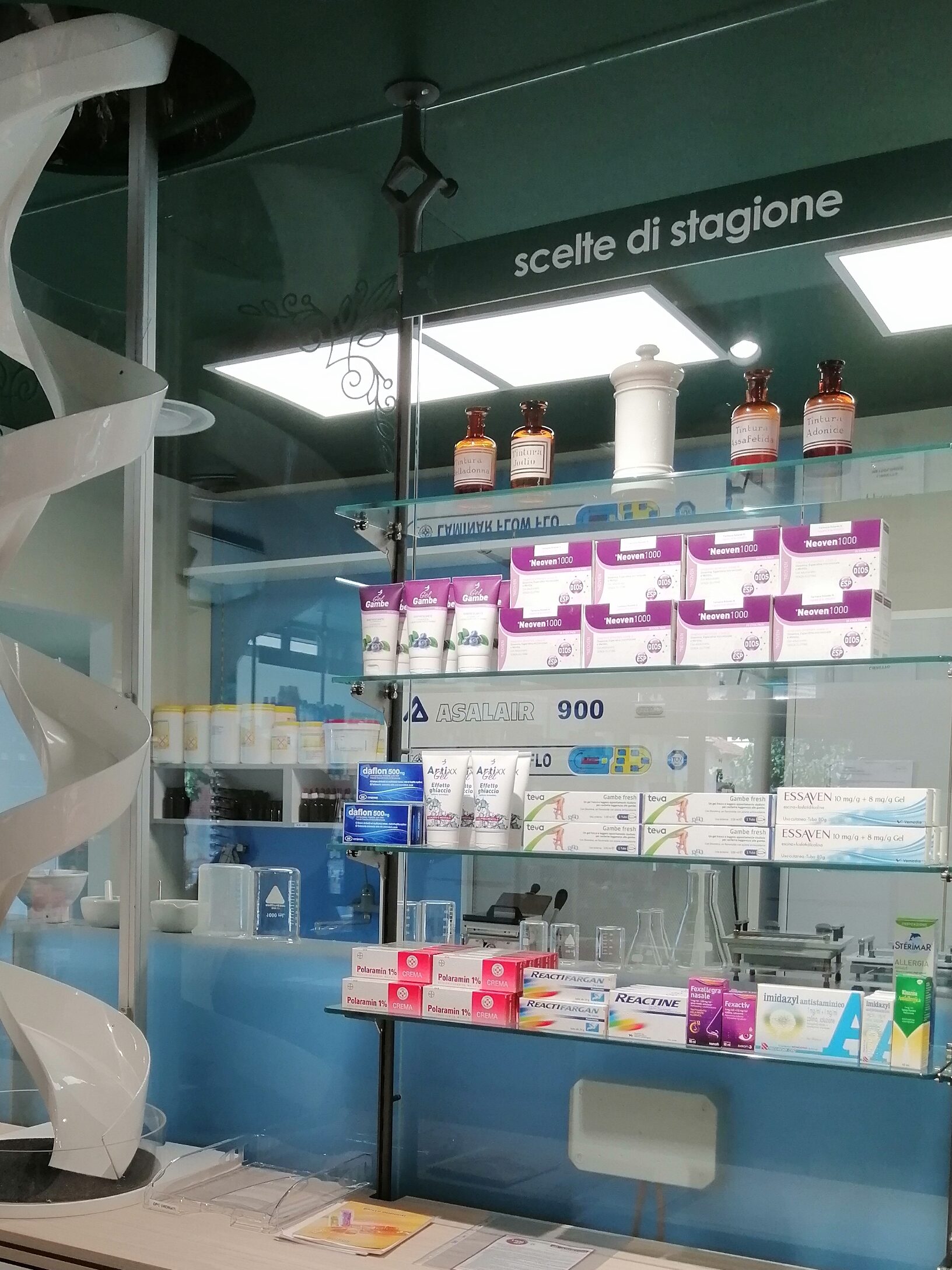 Tradizione e super innovazione per un progetto di Visual Merchandising, comunicazione e grafica, dove farmacisti e clienti convivono in uno spazio accogliente e funzionale – Now Farmacia