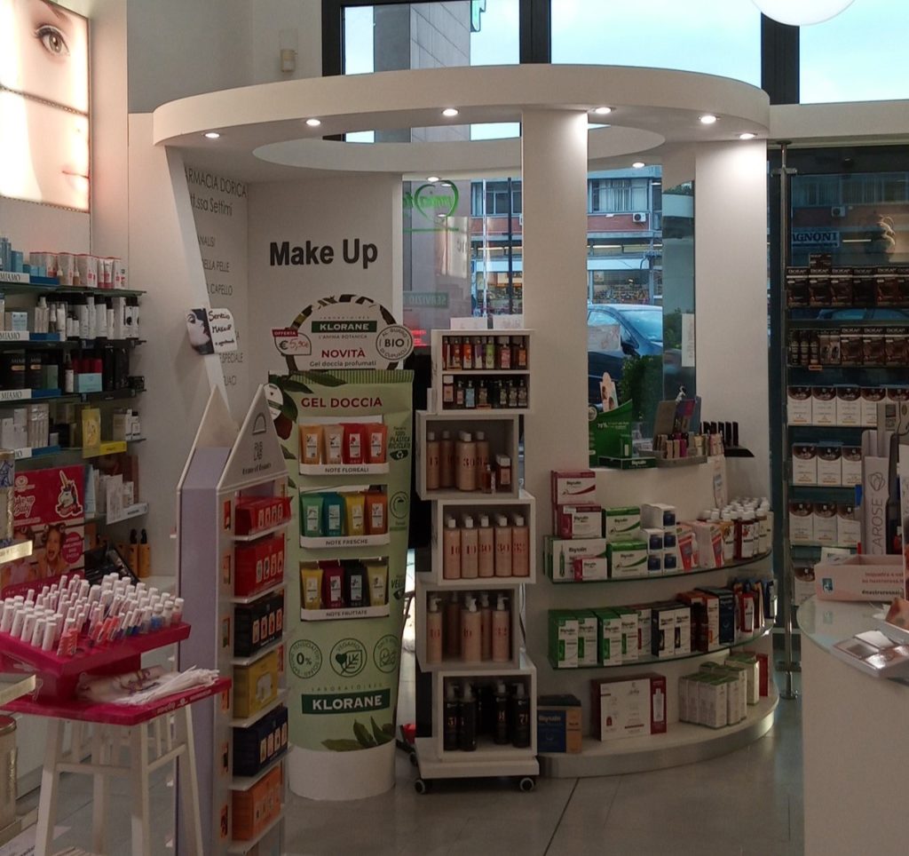 Farmacia Dorica, Ancona - Progetto di visual merchandising, brand identity, comunicazione e grafica sui toni del rosa per una beauty experience – Now Farmacia Farmacia Dorica, Ancona - Progetto di visual merchandising, brand identity, comunicazione e grafica sui toni del rosa per una beauty experience – Now Farmacia
