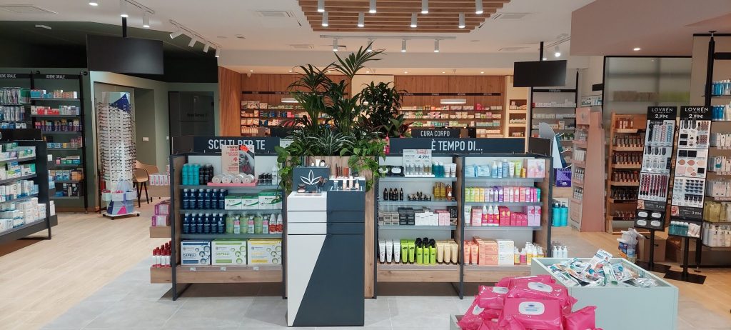 Progetto di Visual Merchandising per esprimere al meglio le specializzazioni nell’area vendita di 450 mq della Farmacia Comunale 2 a Santa Croce sull’Arno – Now Farmacia Progetto di Visual Merchandising per esprimere al meglio le specializzazioni nell’area vendita di 450 mq della Farmacia Comunale 2 a Santa Croce sull’Arno – Now Farmacia