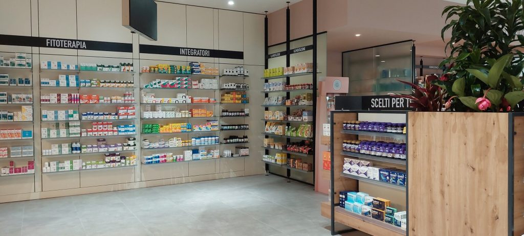 Progetto di Visual Merchandising per esprimere al meglio le specializzazioni nell’area vendita di 450 mq della Farmacia Comunale 2 a Santa Croce sull’Arno – Now Farmacia Progetto di Visual Merchandising per esprimere al meglio le specializzazioni nell’area vendita di 450 mq della Farmacia Comunale 2 a Santa Croce sull’Arno – Now Farmacia