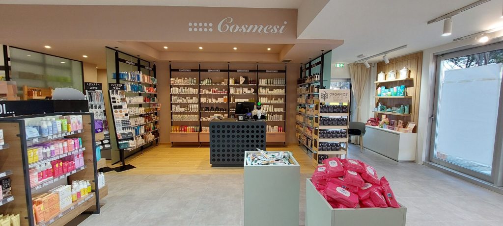 Progetto di Visual Merchandising per esprimere al meglio le specializzazioni nell’area vendita di 450 mq della Farmacia Comunale 2 a Santa Croce sull’Arno – Now Farmacia Progetto di Visual Merchandising per esprimere al meglio le specializzazioni nell’area vendita di 450 mq della Farmacia Comunale 2 a Santa Croce sull’Arno – Now Farmacia