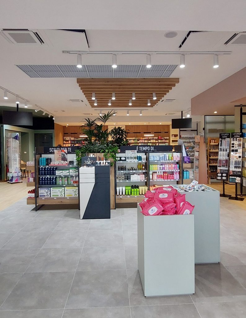 Progetto di Visual Merchandising per esprimere al meglio le specializzazioni nell’area vendita di 450 mq della Farmacia Comunale 2 a Santa Croce sull’Arno – Now Farmacia Progetto di Visual Merchandising per esprimere al meglio le specializzazioni nell’area vendita di 450 mq della Farmacia Comunale 2 a Santa Croce sull’Arno – Now Farmacia