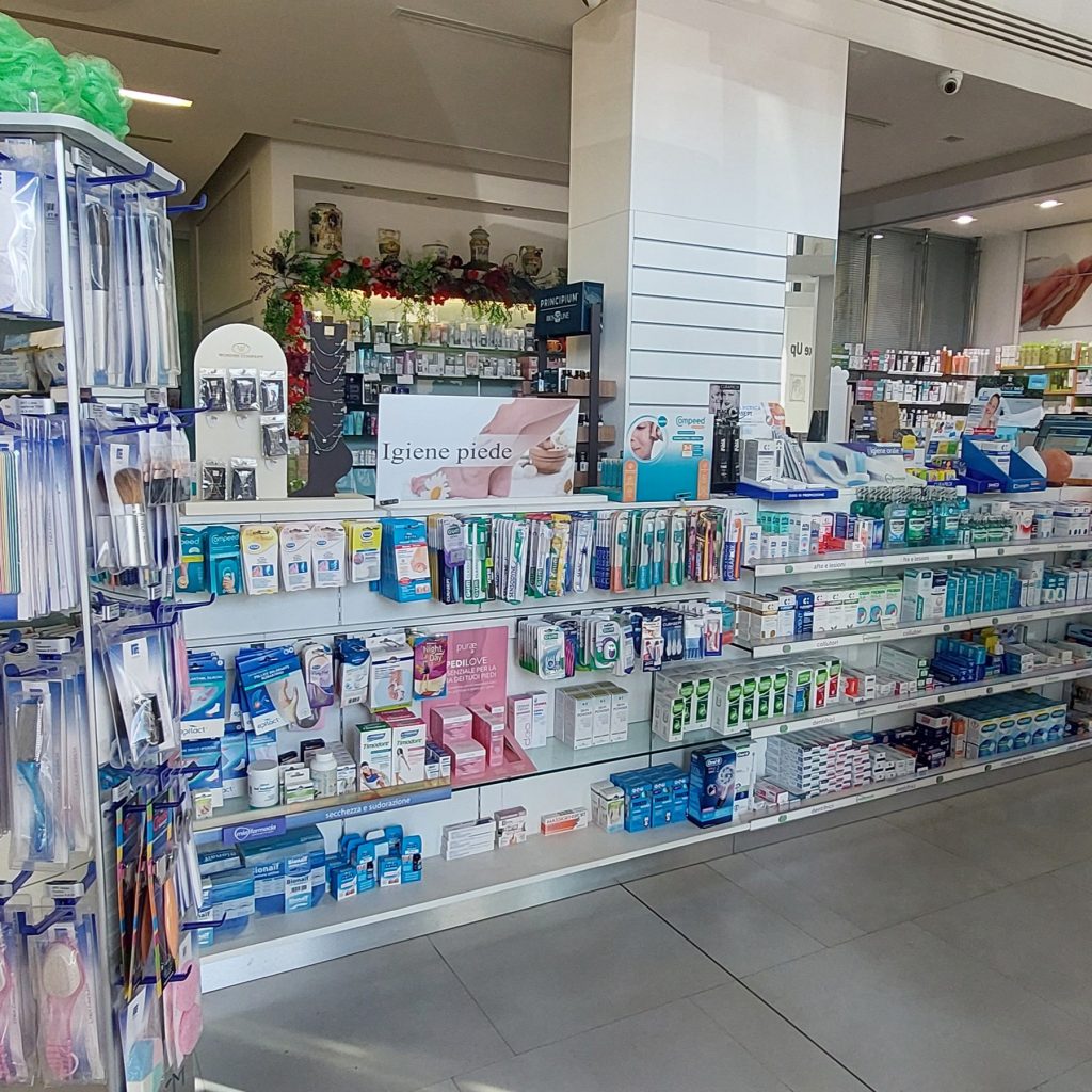Farmacia Dorica, Ancona - Progetto di visual merchandising, brand identity, comunicazione e grafica sui toni del rosa per una beauty experience – Now Farmacia Farmacia Dorica, Ancona - Progetto di visual merchandising, brand identity, comunicazione e grafica sui toni del rosa per una beauty experience – Now Farmacia