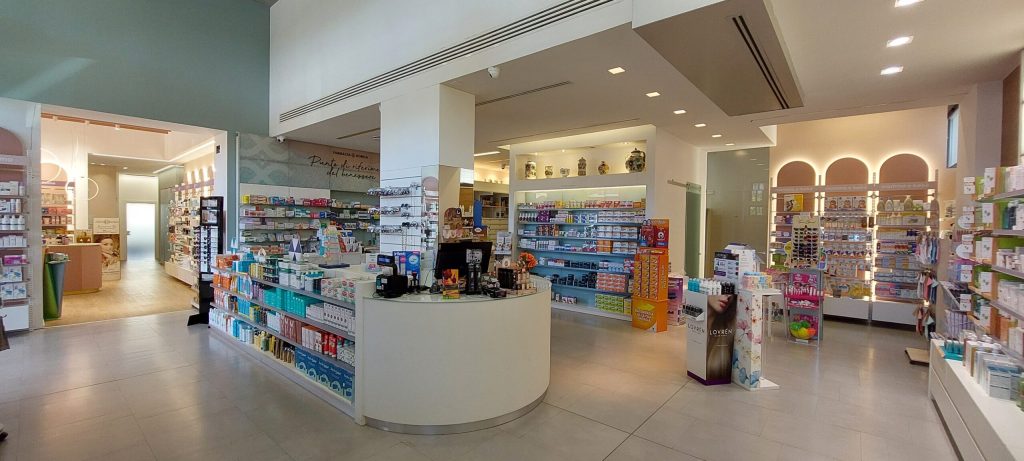 Farmacia Dorica, Ancona - Progetto di visual merchandising, brand identity, comunicazione e grafica sui toni del rosa per una beauty experience – Now Farmacia Farmacia Dorica, Ancona - Progetto di visual merchandising, brand identity, comunicazione e grafica sui toni del rosa per una beauty experience – Now Farmacia
