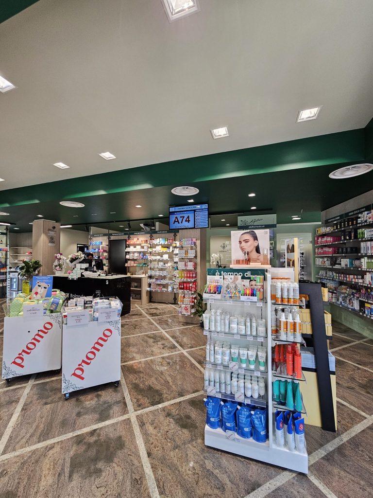 Tradizione e super innovazione per un progetto di Visual Merchandising, comunicazione e grafica, dove farmacisti e clienti convivono in uno spazio accogliente e funzionale – Now Farmacia Tradizione e super innovazione per un progetto di Visual Merchandising, comunicazione e grafica, dove farmacisti e clienti convivono in uno spazio accogliente e funzionale – Now Farmacia