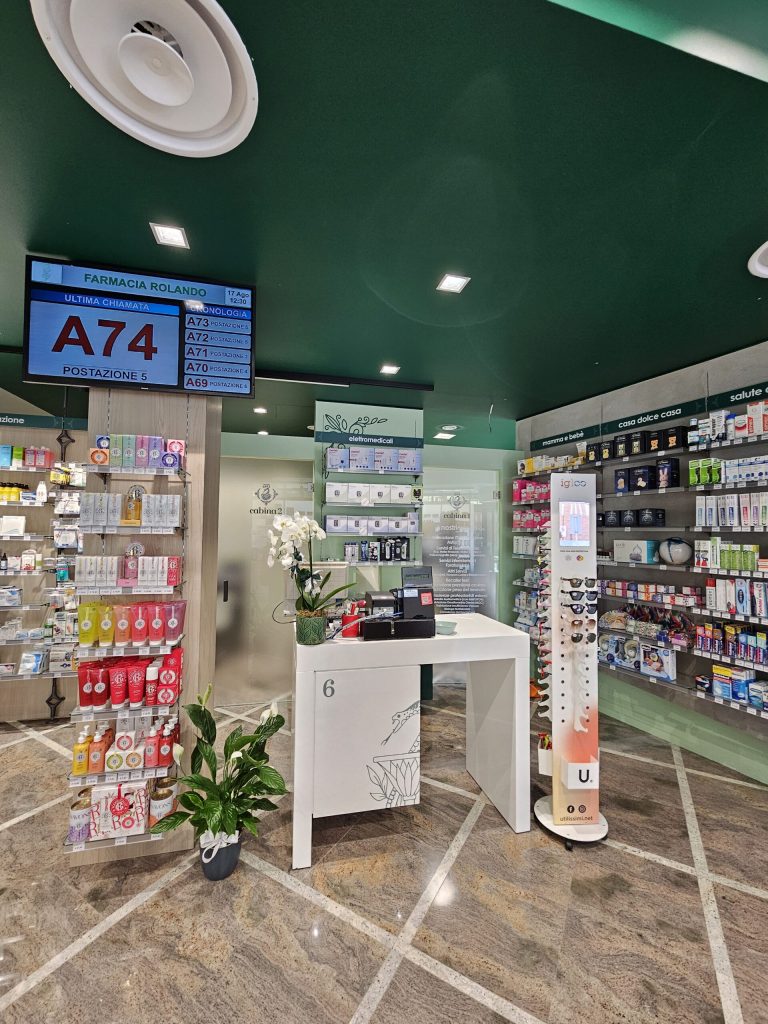 Tradizione e super innovazione per un progetto di Visual Merchandising, comunicazione e grafica, dove farmacisti e clienti convivono in uno spazio accogliente e funzionale – Now Farmacia Tradizione e super innovazione per un progetto di Visual Merchandising, comunicazione e grafica, dove farmacisti e clienti convivono in uno spazio accogliente e funzionale – Now Farmacia