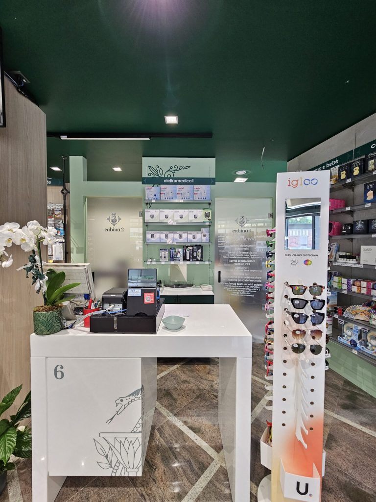 Tradizione e super innovazione per un progetto di Visual Merchandising, comunicazione e grafica, dove farmacisti e clienti convivono in uno spazio accogliente e funzionale – Now Farmacia Tradizione e super innovazione per un progetto di Visual Merchandising, comunicazione e grafica, dove farmacisti e clienti convivono in uno spazio accogliente e funzionale – Now Farmacia