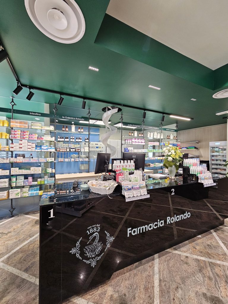 Tradizione e super innovazione per un progetto di Visual Merchandising, comunicazione e grafica, dove farmacisti e clienti convivono in uno spazio accogliente e funzionale – Now Farmacia Tradizione e super innovazione per un progetto di Visual Merchandising, comunicazione e grafica, dove farmacisti e clienti convivono in uno spazio accogliente e funzionale – Now Farmacia