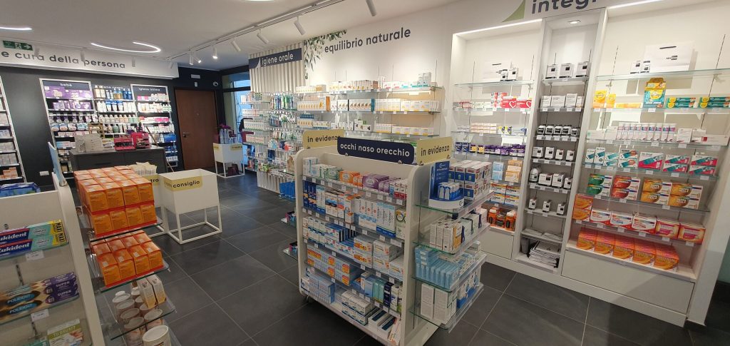 Farmacia Olona, Gornate Olona (VA) - Da 20 a 65 mq di area vendita. Progetto di Visual Merchandising, brand identity e comunicazione per un facile approccio ai category – Now Farmacia Farmacia Olona, Gornate Olona (VA) - Da 20 a 65 mq di area vendita. Progetto di Visual Merchandising, brand identity e comunicazione per un facile approccio ai category – Now Farmacia