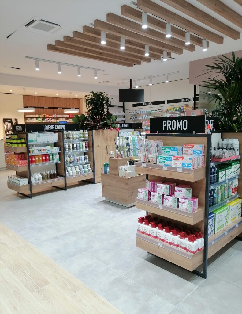 Progetto di Visual Merchandising per esprimere al meglio le specializzazioni nell’area vendita di 450 mq della Farmacia Comunale 2 a Santa Croce sull’Arno – Now Farmacia Progetto di Visual Merchandising per esprimere al meglio le specializzazioni nell’area vendita di 450 mq della Farmacia Comunale 2 a Santa Croce sull’Arno – Now Farmacia