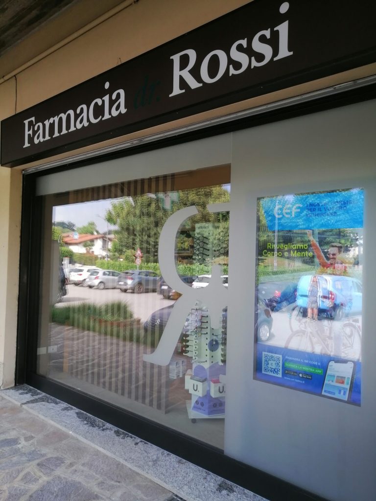 Progetto di comunicazione e grafica: il logo della farmacia Rossi, declinato nell’area espositiva, supporta la vendita visiva e accompagna i clienti nell’esperienza di acquisto – Now Farmacia Progetto di comunicazione e grafica: il logo della farmacia Rossi, declinato nell’area espositiva, supporta la vendita visiva e accompagna i clienti nell’esperienza di acquisto – Now Farmacia