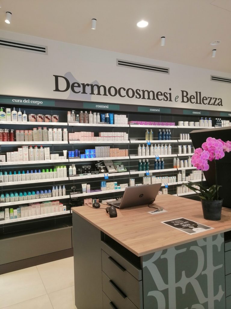 Progetto di comunicazione e grafica: il logo della farmacia Rossi, declinato nell’area espositiva, supporta la vendita visiva e accompagna i clienti nell’esperienza di acquisto – Now Farmacia Progetto di comunicazione e grafica: il logo della farmacia Rossi, declinato nell’area espositiva, supporta la vendita visiva e accompagna i clienti nell’esperienza di acquisto – Now Farmacia