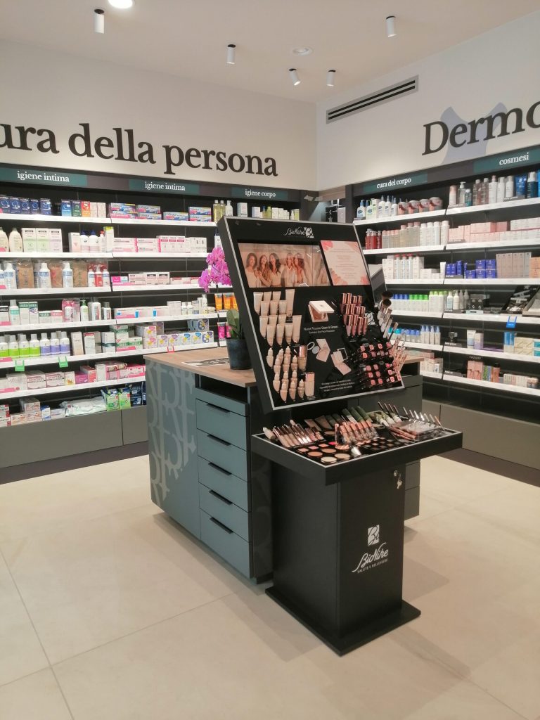 Progetto di comunicazione e grafica: il logo della farmacia Rossi, declinato nell’area espositiva, supporta la vendita visiva e accompagna i clienti nell’esperienza di acquisto – Now Farmacia Progetto di comunicazione e grafica: il logo della farmacia Rossi, declinato nell’area espositiva, supporta la vendita visiva e accompagna i clienti nell’esperienza di acquisto – Now Farmacia
