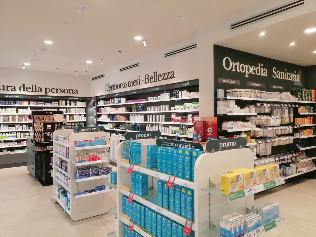 Progetto di comunicazione e grafica: il logo della farmacia Rossi, declinato nell’area espositiva, supporta la vendita visiva e accompagna i clienti nell’esperienza di acquisto – Now Farmacia Progetto di comunicazione e grafica: il logo della farmacia Rossi, declinato nell’area espositiva, supporta la vendita visiva e accompagna i clienti nell’esperienza di acquisto – Now Farmacia