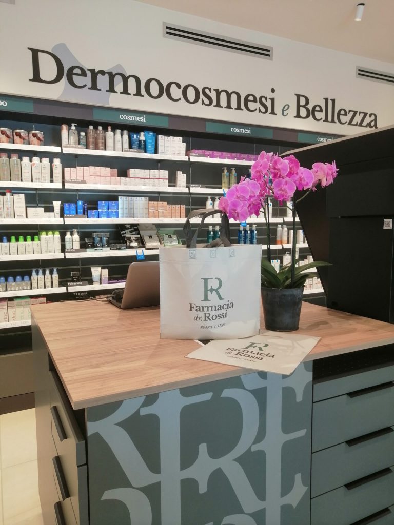 Progetto di comunicazione e grafica: il logo della farmacia Rossi, declinato nell’area espositiva, supporta la vendita visiva e accompagna i clienti nell’esperienza di acquisto – Now Farmacia Progetto di comunicazione e grafica: il logo della farmacia Rossi, declinato nell’area espositiva, supporta la vendita visiva e accompagna i clienti nell’esperienza di acquisto – Now Farmacia