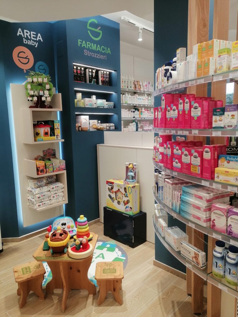 Progetto architettonico e di arredo curvilineo: per Now Progetto Farmacia un allestimento che è stato una vera sfida in termini di spazi espositivi – Now Farmacia Progetto architettonico e di arredo curvilineo: per Now Progetto Farmacia un allestimento che è stato una vera sfida in termini di spazi espositivi – Now Farmacia