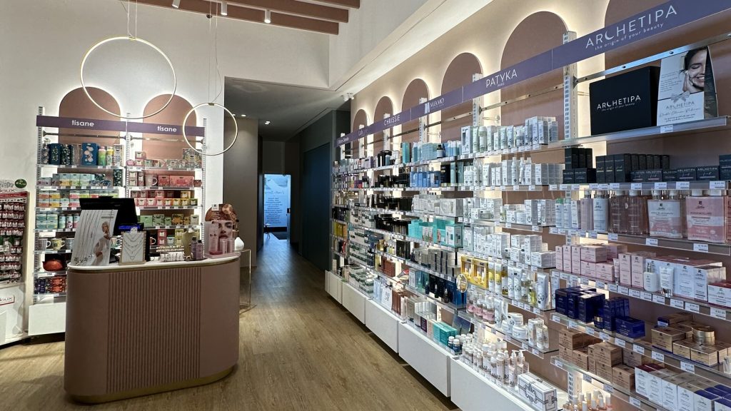 Farmacia Dorica, Ancona - Progetto di visual merchandising, brand identity, comunicazione e grafica sui toni del rosa per una beauty experience – Now Farmacia Farmacia Dorica, Ancona - Progetto di visual merchandising, brand identity, comunicazione e grafica sui toni del rosa per una beauty experience – Now Farmacia