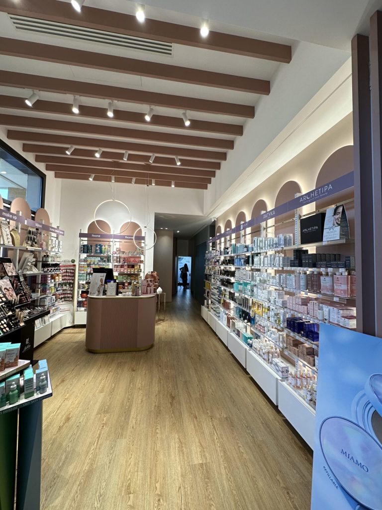 Farmacia Dorica, Ancona - Progetto di visual merchandising, brand identity, comunicazione e grafica sui toni del rosa per una beauty experience – Now Farmacia Farmacia Dorica, Ancona - Progetto di visual merchandising, brand identity, comunicazione e grafica sui toni del rosa per una beauty experience – Now Farmacia