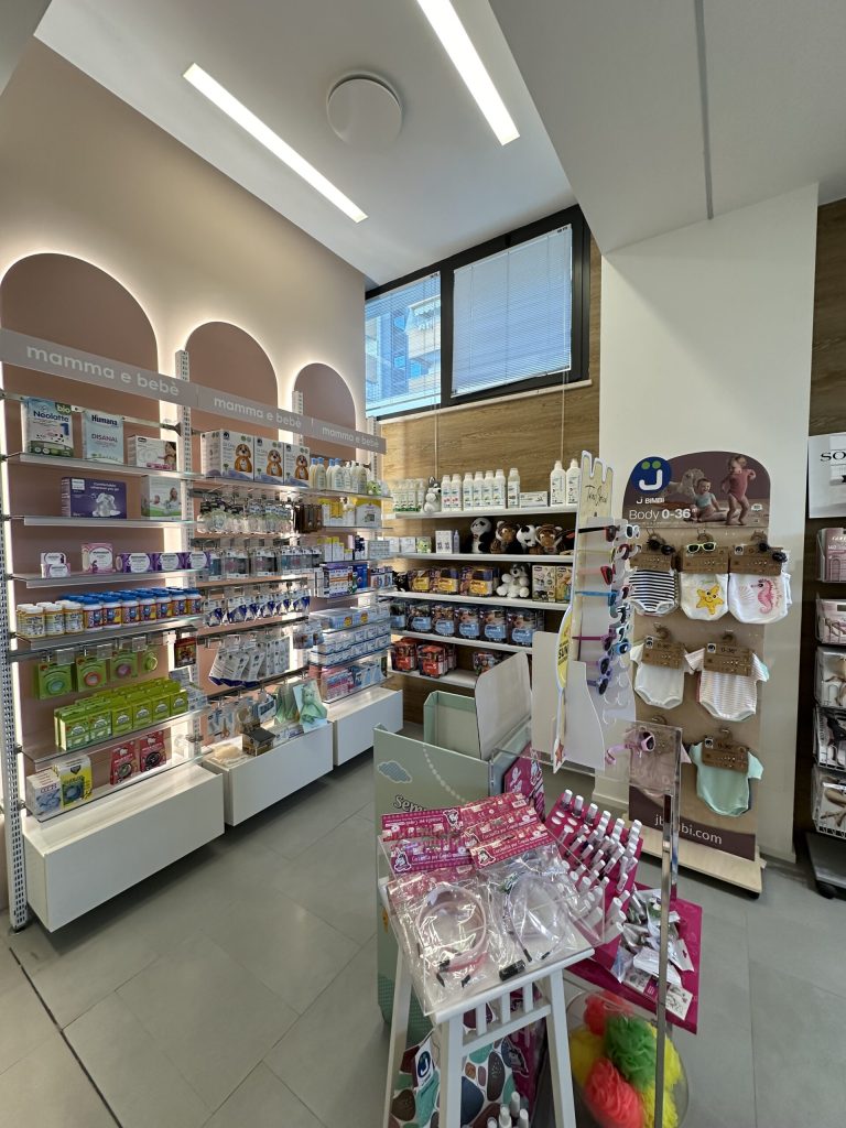 Farmacia Dorica, Ancona - Progetto di visual merchandising, brand identity, comunicazione e grafica sui toni del rosa per una beauty experience – Now Farmacia Farmacia Dorica, Ancona - Progetto di visual merchandising, brand identity, comunicazione e grafica sui toni del rosa per una beauty experience – Now Farmacia