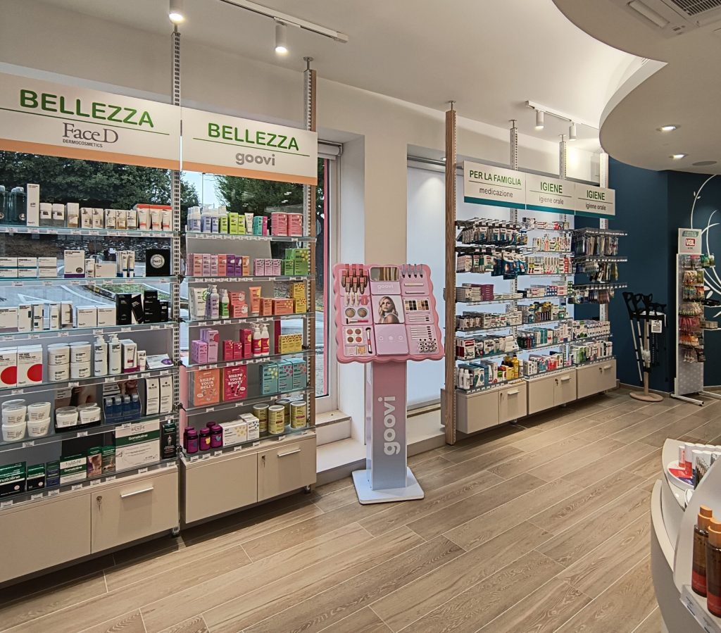 Progetto architettonico e di arredo curvilineo: per Now Progetto Farmacia un allestimento che è stato una vera sfida in termini di spazi espositivi – Now Farmacia Progetto architettonico e di arredo curvilineo: per Now Progetto Farmacia un allestimento che è stato una vera sfida in termini di spazi espositivi – Now Farmacia