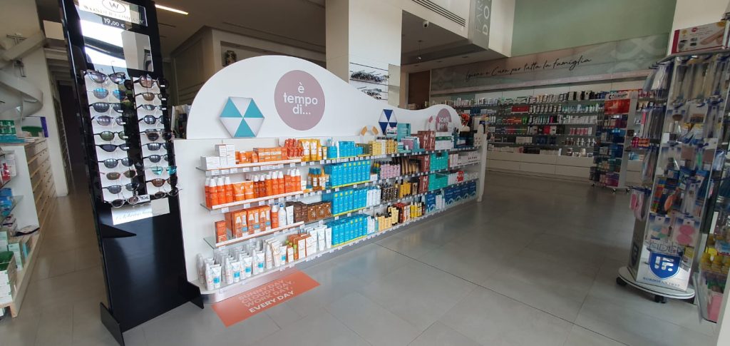 Farmacia Dorica, Ancona - Progetto di visual merchandising, brand identity, comunicazione e grafica sui toni del rosa per una beauty experience – Now Farmacia Farmacia Dorica, Ancona - Progetto di visual merchandising, brand identity, comunicazione e grafica sui toni del rosa per una beauty experience – Now Farmacia