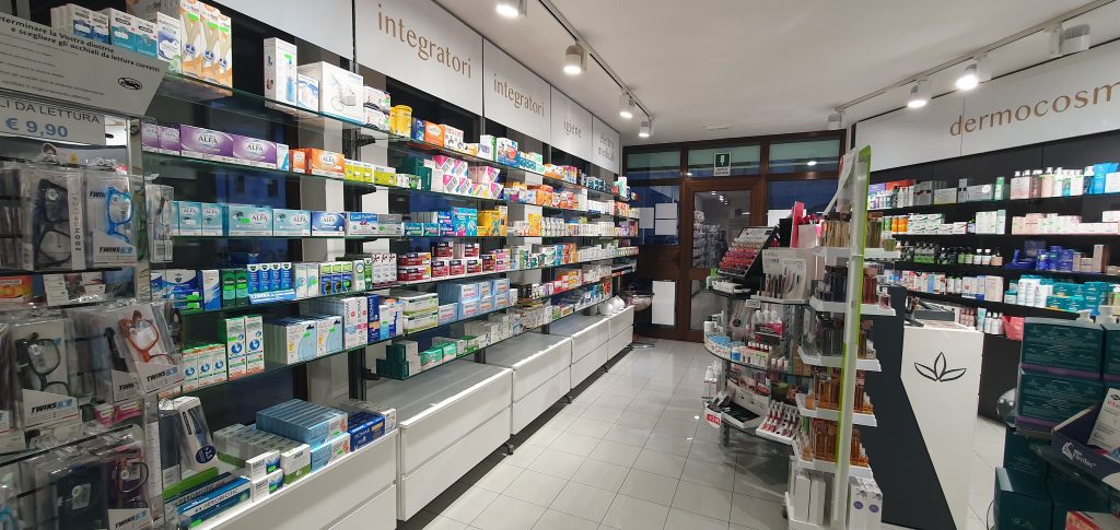 A distanza di 3 anni dal nostro intervento di restyling della Farmacia Charalambopoulos di Carlino, il Dottor Vassilios acquista una seconda farmacia e chiama Now per riorganizzare l'area espositiva – Now Farmacia area espositiva